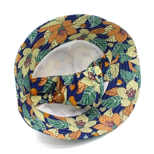 Cappello parasole da donna con stampa floreale tropicale e fodera interna bianca