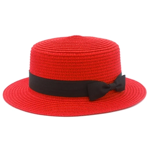 Cappello di paglia rosso classico con nastro nero per protezione solare in spiaggia