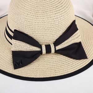 Cappello di paglia estivo da donna con fiocco a righe e fibbia metallica M di tendenza