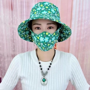 Dettaglio cappello parasole floreale con maschera abbinata per protezione UV totale