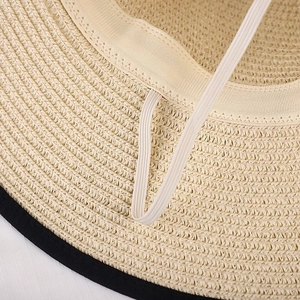 Dettaglio interno del cappello di paglia con fascia e cordino elastico regolabile