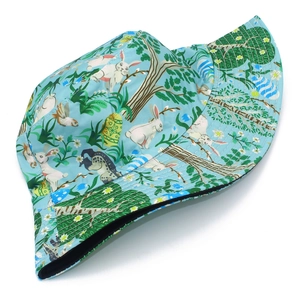 Dettaglio cappello a secchiello azzurro con stampa coniglio e uova di Pasqua in cotone