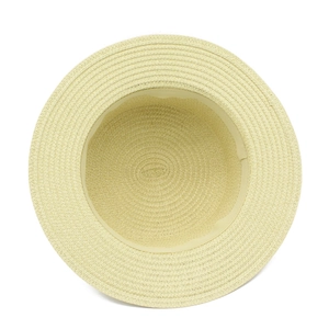 Vista dettagliata dall'alto di un cappello di paglia giallo con trama a spirale