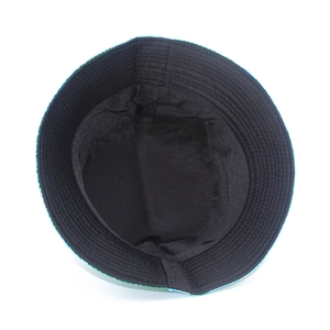 Vista dettagliata dell'interno del cappello alla pescatora con tessuto nero e cuciture