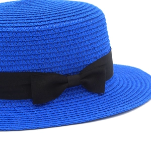 Cappello di paglia blu brillante con fiocco nero per protezione solare e stile da spiaggia
