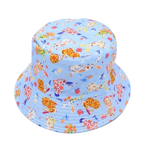 Cappello da pescatore azzurro con stampa a fiori e coniglietto e protezione solare all'aperto