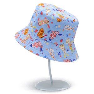 Dettaglio cappello parasole azzurro con stampe di conigli colorati su supporto bianco