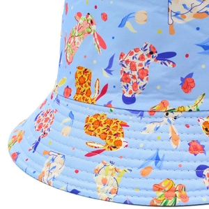 Dettaglio del cappello alla pescatora blu con stampe di conigli colorati e cuciture rinforzate