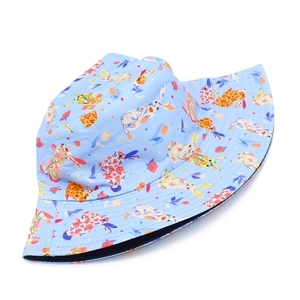 Dettaglio della tesa larga e della stampa di conigli colorati sul cappello da sole blu