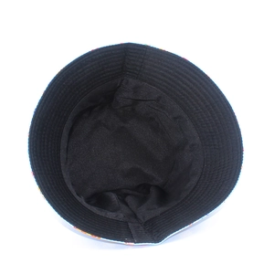 Vista dettagliata dell'interno del cappello a secchiello con fodera nera e cuciture