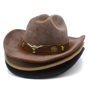 Sombreros de vaquero occidentales apilados con accesorios de cabeza de toro de metal