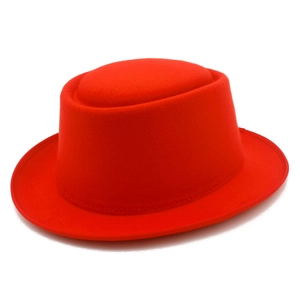 Klassischer roter Filzhut mit flacher Krone und breiter Krempe für modebewusste Leute