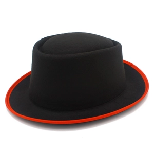 Klassischer schwarzer Filzhut mit stilvoller roter Paspelierung im britischen Retro-Stil
