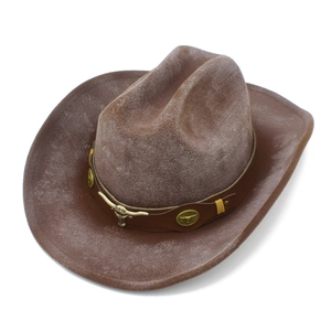 Sombrero vaquero estilo western marrón oscuro con banda de cuero y adorno de cabeza de toro