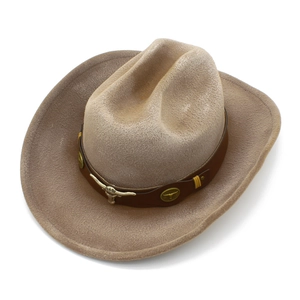 Detalle de sombrero vaquero de fieltro marrón con banda de cuero y cabeza de toro metálica