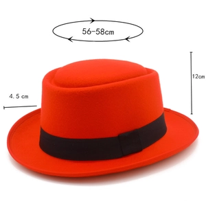 Détail du chapeau en feutre rouge avec ruban noir, hauteur 12 cm et bord de 4,5 cm