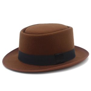 Chapeau canotier élégant en feutre marron foncé avec ruban noir sur fond blanc neutre