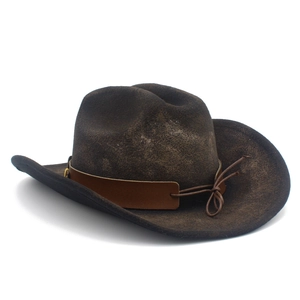 Detalle de sombrero vaquero marrón oscuro con banda de cuero y textura vintage