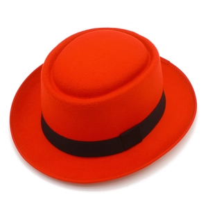 Vue détaillée d'un chapeau en feutre rouge avec ruban noir classique et nœud élégant