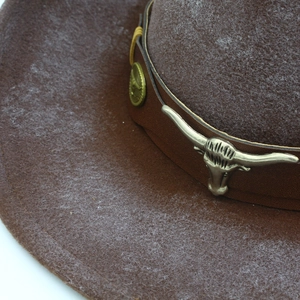 Sombrero vaquero western de fieltro marrón oscuro con decoración de cabeza de toro plateada