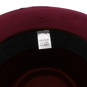 Innenansicht des weinroten Fedora-Hutes mit Etikett aus 100% Polyester-Material