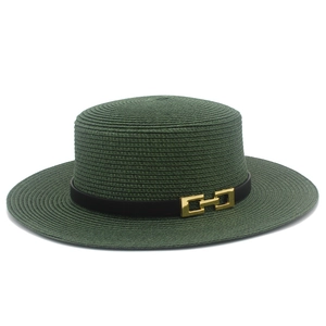Dettaglio cappello di paglia verde scuro con nastro nero e fibbia dorata