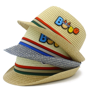 Dettagli di cappelli di paglia per bambini impilati con scritte Bite e logo di toro carino