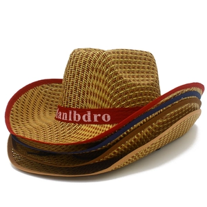 Détail de chapeaux de paille pour hommes empilés avec bords rouges, bleus et bruns