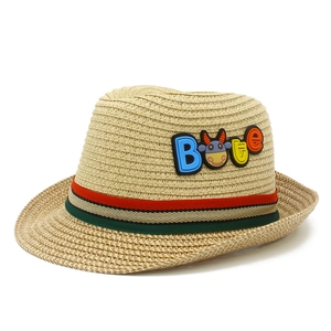 Dettaglio della trama in paglia intrecciata con toppe colorate di cartoni animati sul cappello