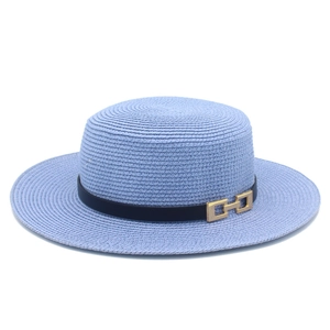 Cappello di paglia a testa piatta celeste con nastro nero e fibbia a catena dorata