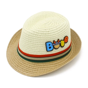 Dettaglio cappello di paglia per bambini con nastro a righe e patch di vitello carino