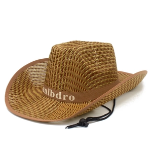 Détail de la texture d'un chapeau de paille avec bande décorative et cordon réglable