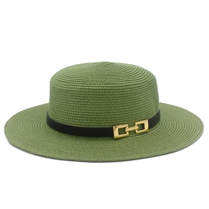 Dettaglio cappello di paglia verde oliva con nastro nero e fibbia a catena dorata