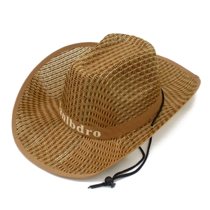Détail du chapeau de cowboy en paille tressée avec jugulaire réglable et bande lettrée