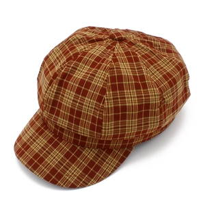 Détail du chapeau octogonal à carreaux rouge et jaune avec panneaux cousus et bouton