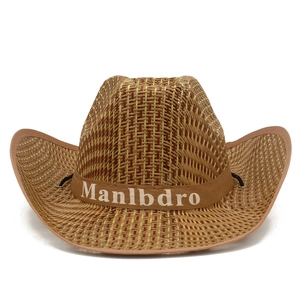 Détail du tressage de paille et du ruban sur le chapeau de cowboy à large bord