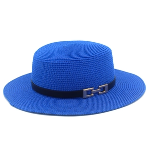Elegante cappello di paglia blu acceso con nastro nero e fibbia in metallo dorato