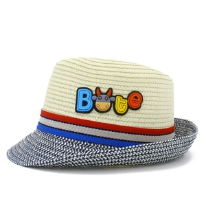 Dettaglio cappello di paglia per bambini con nastro a righe e toppa cartoon