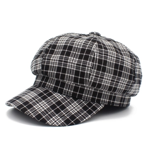 Vue détaillée de profil d'une casquette gavroche à carreaux noir et blanc rétro chic