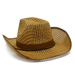 Détail du chapeau de paille montrant la texture, la bande brune et le cordon coupe-vent