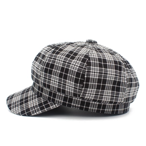 Détail de la casquette gavroche à carreaux noir et blanc avec texture et bord structuré