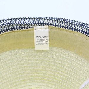 Dettaglio interno del cappello in paglia di carta con fascia tergisudore ed etichetta