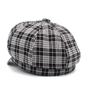 Détail de la texture à carreaux noir et blanc rétro sur cette casquette gavroche