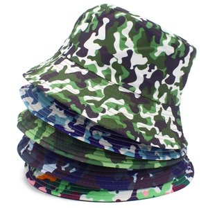 Unisex Camouflage Anglerhüte in verschiedenen Farben gestapelt auf weißem Grund