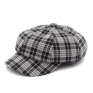 Détail de la casquette gavroche vintage à carreaux noirs et blancs au tissu texturé