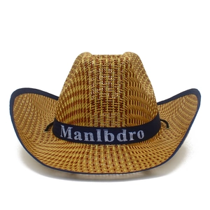 Détail du chapeau de paille tressé avec ruban bleu marine imprimé et large bord incurvé