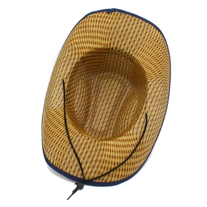 Vue détaillée de dessus d'un chapeau de paille à large bord avec cordon noir