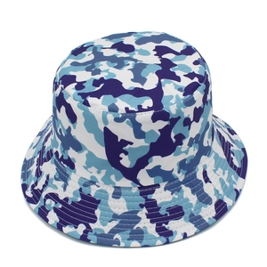 Detail eines blauen Fischerhuts mit Camouflage-Muster und verstärkten Nähten
