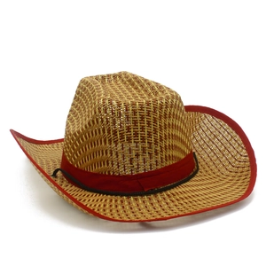 Gros plan détaillé sur le tressage en paille naturelle et le bord rouge du chapeau