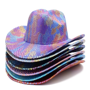 Macro detail van gestapelde cowboyhoeden met iriserende metallic slangenleer textuur